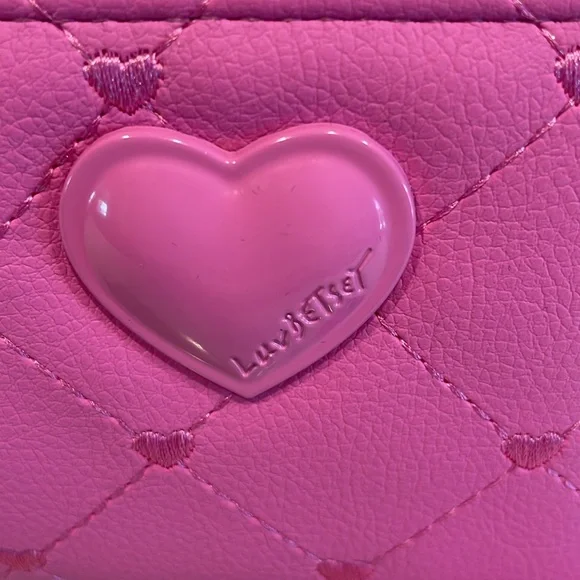 Betsey Johnson NWT Vegan Quilted Leather Heart Compact Wallet MSRP $44 - Picture 3 of 6